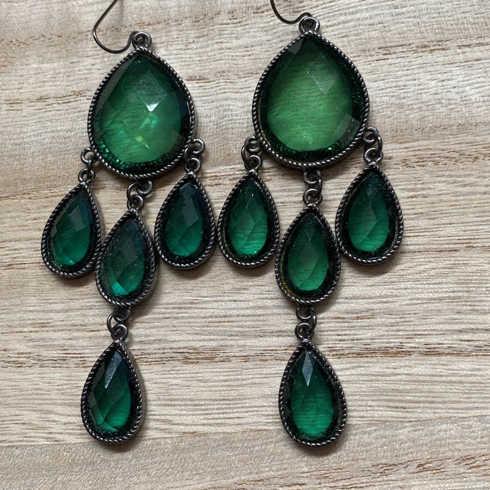 Green costume dangle earrings - Picture 4 of 11